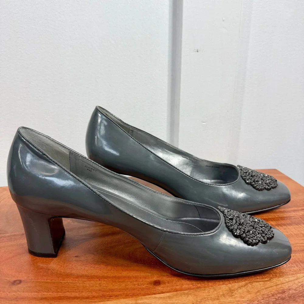 Tahari Sherry Grey Patent Pointed Toe Embellished Block Heel Pumps Womens‎ Sz 9M